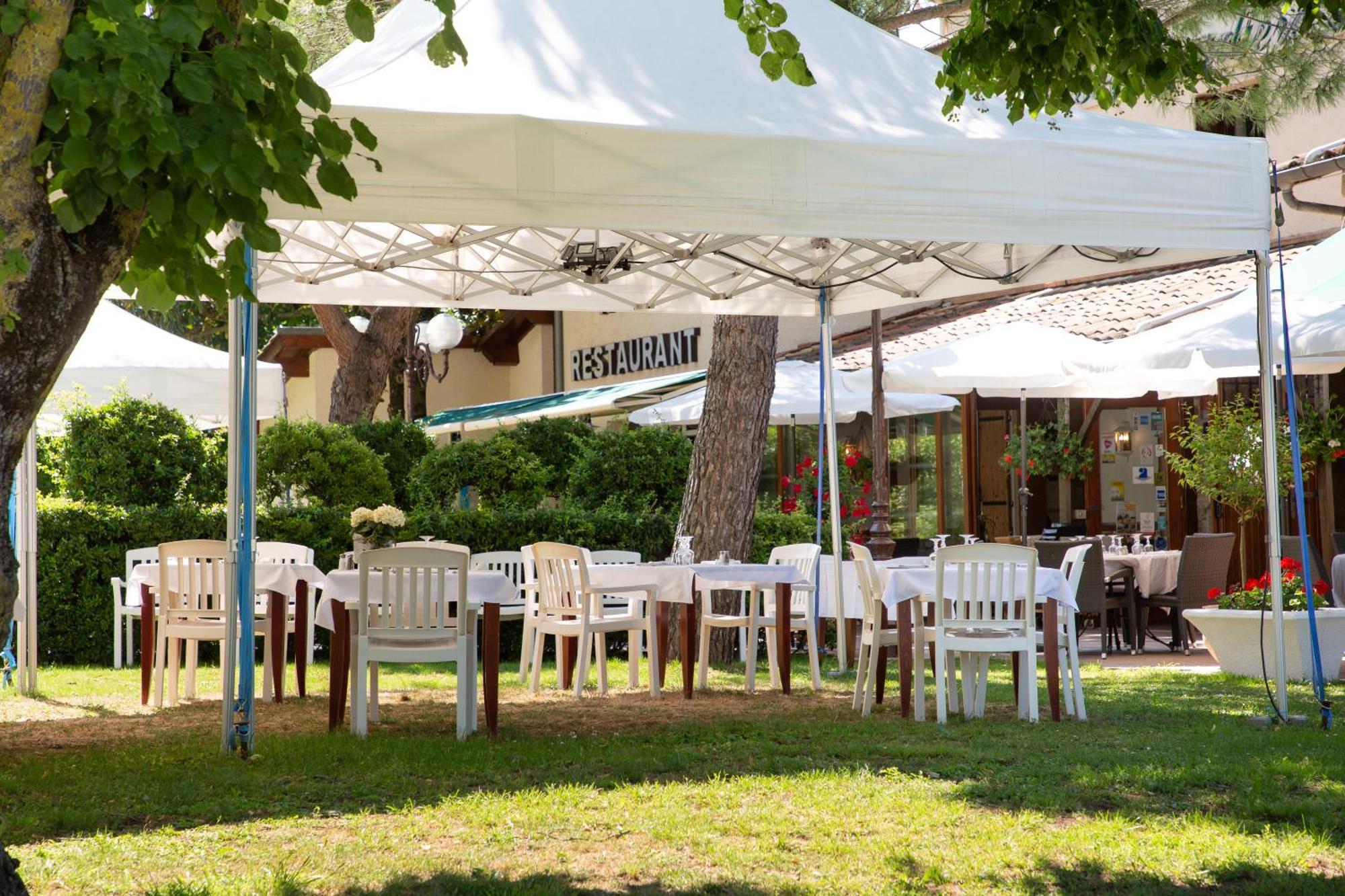 Logis Hotel Et Restaurant La Bombardiere Cuq-Toulza エクステリア 写真