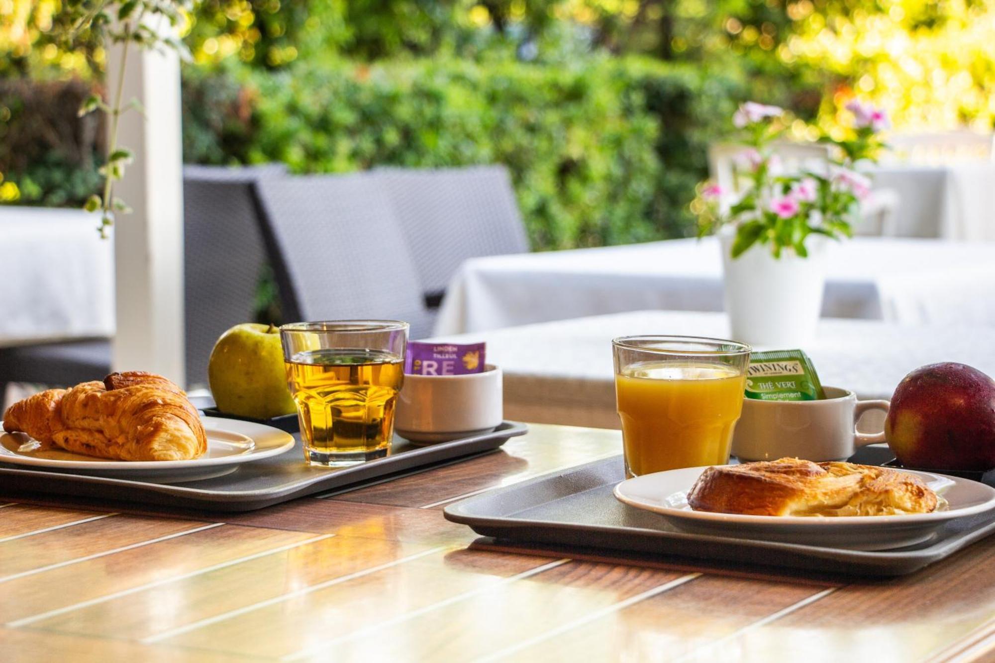 Logis Hotel Et Restaurant La Bombardiere Cuq-Toulza エクステリア 写真